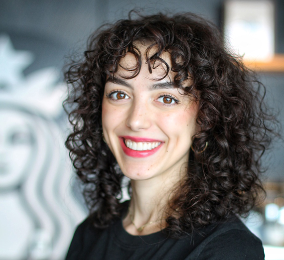 ポディウムの横に座る女性